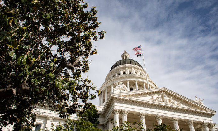 El edificio del Capitolio del Estado de California en Sacramento, el 18 de abril de 2022. (John Fredricks/The Epoch Times)