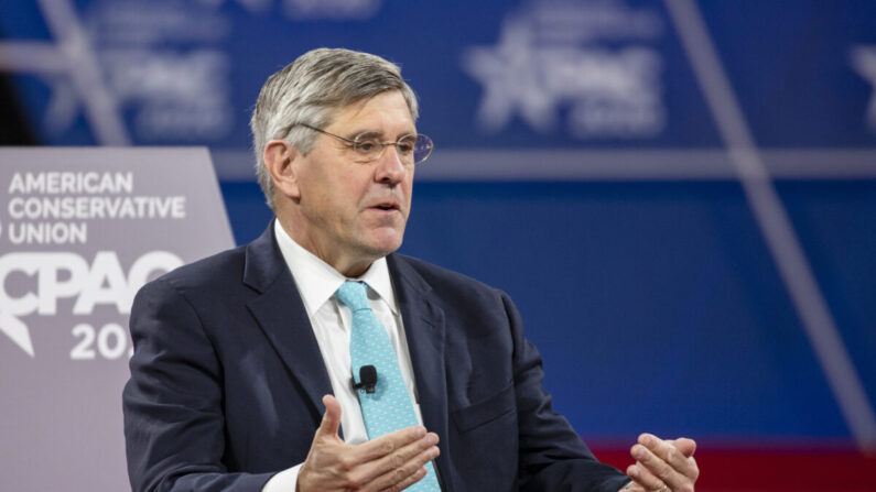 Stephen Moore, miembro visitante distinguido del Project for Economic Growth en The Heritage Foundation, en la Conferencia de Acción Política Conservadora 2020 (CPAC) en National Harbor, Maryland, el 28 de febrero de 2020. (Samuel Corum/Getty Images)