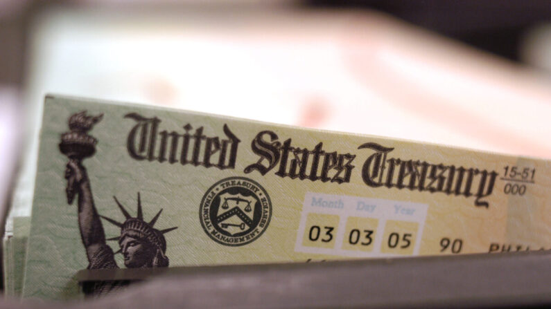 Cheques de la seguridad social en blanco pasan por una impresora en las instalaciones del Tesoro de EE.UU. en Filadelfia, Pensilvania, el 11 de febrero de 2005. (William Thomas Cain/Getty Images)
