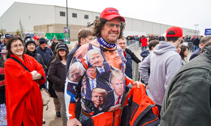 Un asistente al rally de Trump en el condado de Macomb, Michigan, el 2 de abril de 2022. (Steven Kovac/The Epoch Times)
