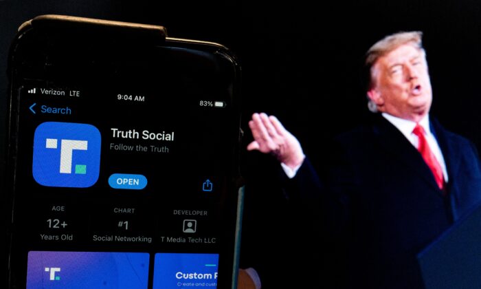 Una imagen del expresidente Donald Trump junto a la pantalla de un teléfono que muestra la aplicación Truth Social, en Washington, el 21 de febrero de 2022. (Stefani Reynolds/AFP vía Getty Images)

