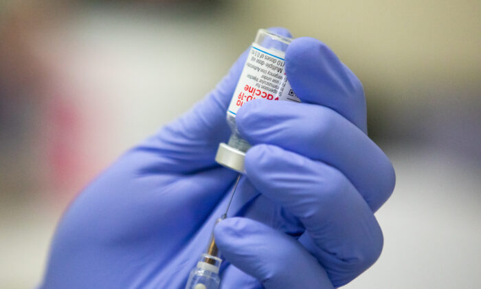 Un voluntario médico prepara una vacuna de Moderna contra el COVID-19 para un paciente en Orange, California, en una fotografía de archivo, el 9 de marzo de 2021. (John Fredricks/The Epoch Times)
