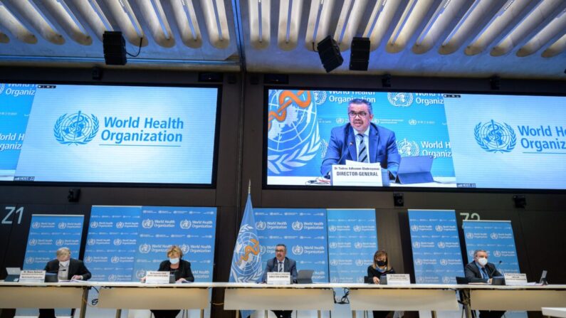 El director general de la Organización Mundial de la Salud (OMS), Tedros Adhanom Ghebreyesus (centro), durante una conferencia de prensa en la sede de la OMS en Ginebra el 20 de diciembre de 2021. (Fabrice Coffrini/AFP vía Getty Images)