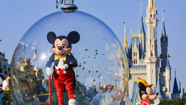 Mickey Mouse participa en un desfile en el Magic Kingdom de Disney World en Orlando, Florida, el 11 de noviembre de 2001. (Joe Raedle/Getty Images)