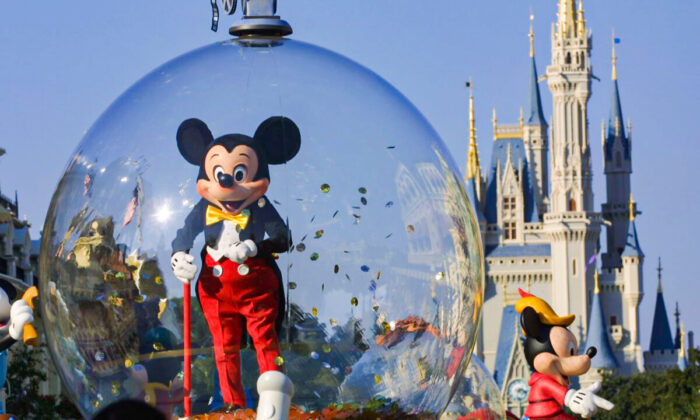 Mickey Mouse desfila en el Magic Kingdom de Disney World en Orlando, Florida, el 11 de noviembre de 2001. (Joe Raedle/Getty Images)