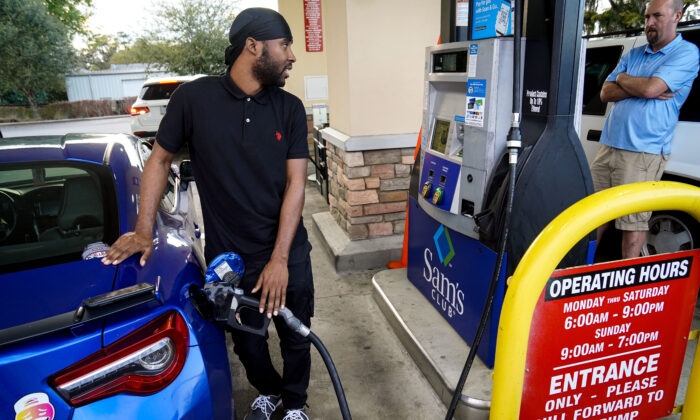 El conductor de Uber, Zephrin Green, llena su tanque de combustible en una estación Sam's Club, en Gainesville, Florida, el 10 de marzo. (Nanette Holt/The Epoch Times)
