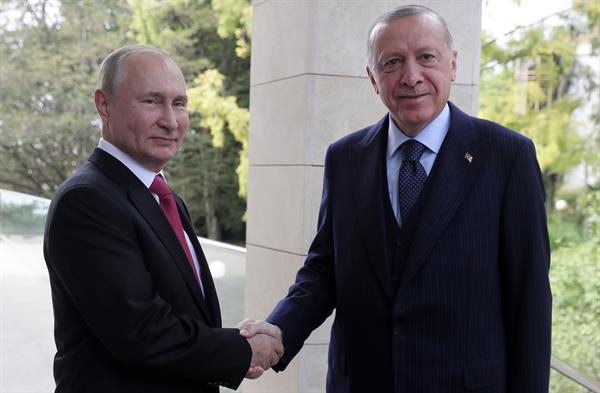 El presidente ruso, Vladímir Putin, (i) y el turco Recep Tayyip Erdogan, en un encuentro en Sochi, Rusia. EFE/EPA/VLADIMIR SMIRNOVSPUTNIK/KREMLIN POOL
