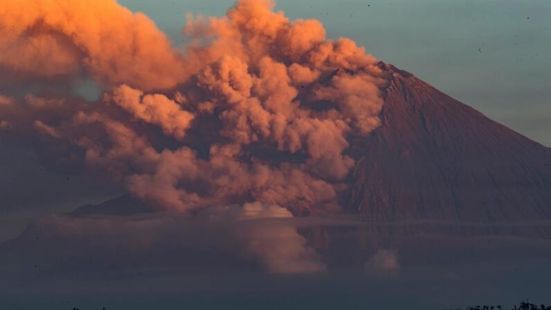 Fotografía de archivo, tomada en junio de 2020, en la que se registró una fumarola del volcán Sangay, en la provincia ecuatoriana de Morona Santiago. EFE/José Jácome