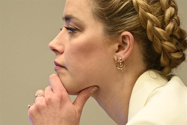La actriz Amber Heard escucha en la sala del Tribunal de Circuito del Condado de Fairfax en Virginia. EFE/EPA/BRENDAN SMIALOWSKI / pool
