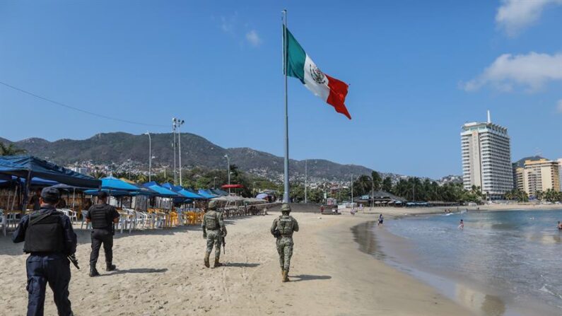 Miembros del Ejército, Marina y Guardia Nacional vigilan la zona hotelera y las playas en el balneario de Acapulco en el estado de Guerrero (México). EFE/ David Guzmán