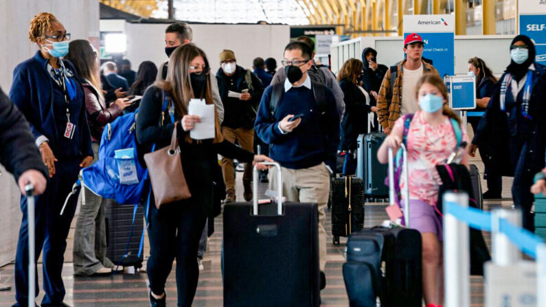 Los viajeros caminan por el Aeropuerto Nacional Ronald Reagan de Washington en Arlington, Virginia, el 19 de abril de 2022. (Stefani Reynolds/AFP vía Getty Images)