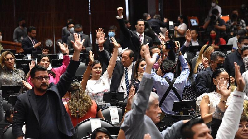 Fotografía cedida por la Cámara de Diputados donde se observa a legisladores del Movimiento de Regeneración Nacional (MORENA) durante una sesión ordinaria el 18 de abril de 2022, en Ciudad de México (México). EFE/ Cámara de Diputados