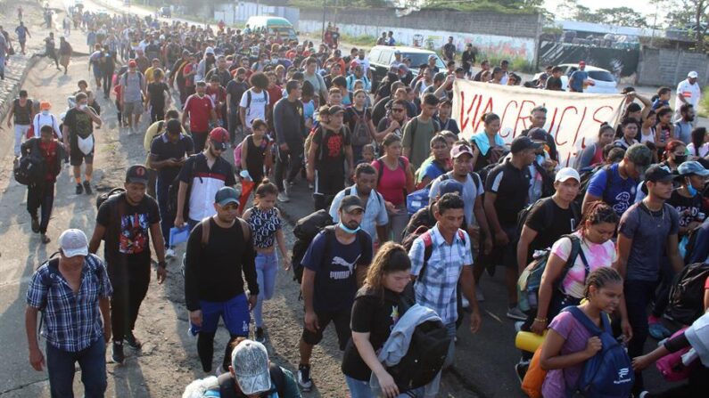 Migrantes de diferentes nacionalidades, caminan por las principales avenidas el 16 de abril de 2022, en la ciudad de Tapachula en Chiapas (México). EFE/Juan Manuel Blanco