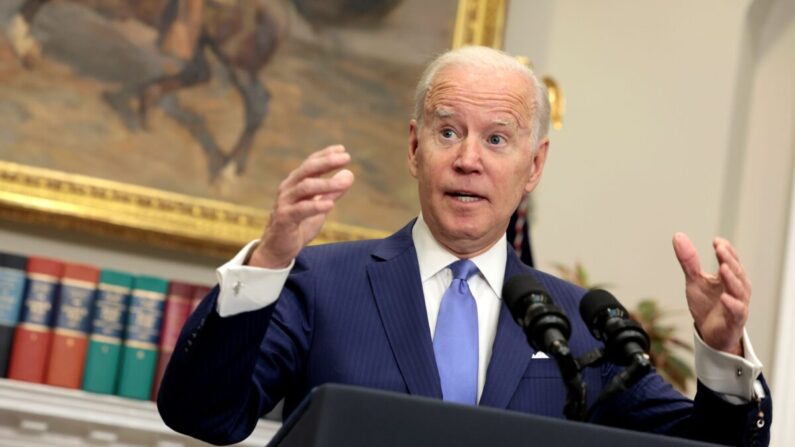 El presidente Joe Biden hace declaraciones sobre la provisión de apoyo adicional a los esfuerzos de guerra de Ucrania contra Rusia desde la Sala Roosevelt de la Casa Blanca en Washington, el 28 de abril de 2022. (Anna Moneymaker/Getty Images)

