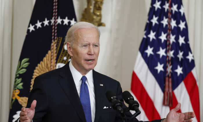 El presidente Joe Biden habla en la Casa Blanca en Washington, el 5 de abril de 2022. (Chip Somodevilla/Getty Images)