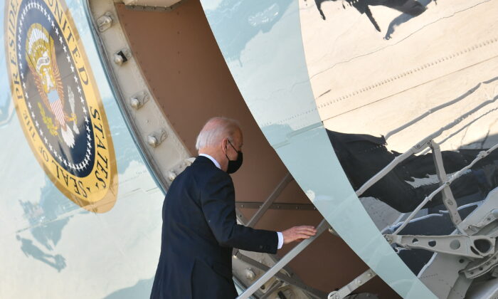 El presidente Joe Biden aborda el Air Force One antes de partir de la Base Conjunta Andrews, en Maryland, el 19 de abril de 2022. (Mandel Ngan/AFP vía Getty Images)

