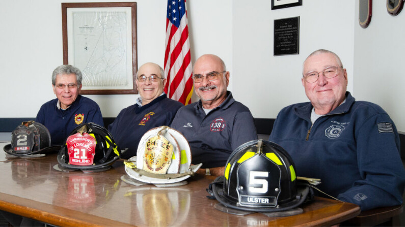Los bomberos voluntarios veteranos (I-D) Ray Preziosi, Steve DiLorenzo, Bobby Troncillito y Jim Bracco suman 222 años de servicio. (Dave Paone/The Epoch Times)