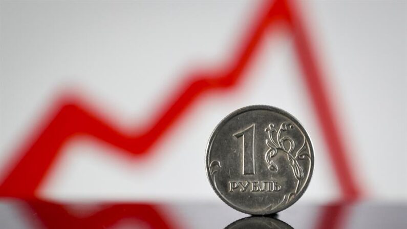 Una foto ilustrativa muestra una moneda de rublo ruso en Moscú, Rusia, el 1 de abril de 2022.(EFE/EPA/YURI KOCHETKOV)