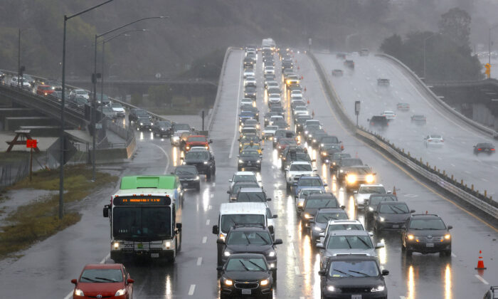 Los coches se alinean en el congestionado tráfico de la autopista 101 en Corte Madera, California, el 24 de octubre de 2021. (Justin Sullivan/Getty Images)