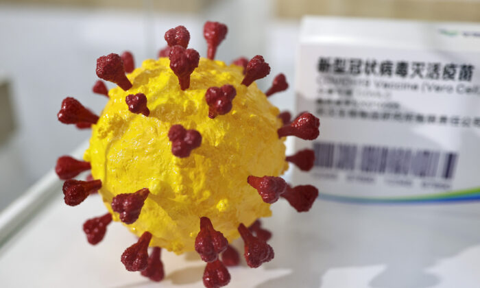 Un modelo de exhibición de coronavirus durante la 3ª Exposición Mundial de la Salud celebrada en Wuhan, provincia de Hubei, China, el 8 de abril de 2021. (Getty Images)