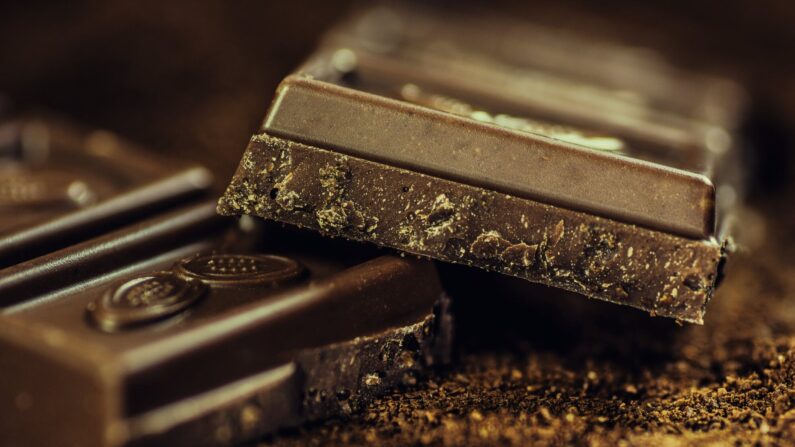 El chocolate negro tiene una mayor cantidad de antioxidantes ricos en nutrientes que el chocolate con leche.  (Pexels - chocolate-dark-coffee-confiserie-65882)