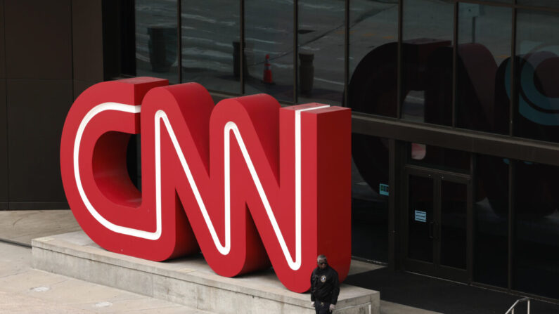 La gente pasa por la sede mundial de la cadena de noticias por cable (CNN) en Atlanta, Georgia, el 15 de marzo de 2022. (Anna Moneymaker/Getty Images)
