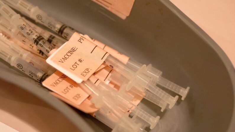 Jeringas llenas de la vacuna contra el COVID-19 en California en una fotografía de archivo. (Justin Sullivan/Getty Images)
