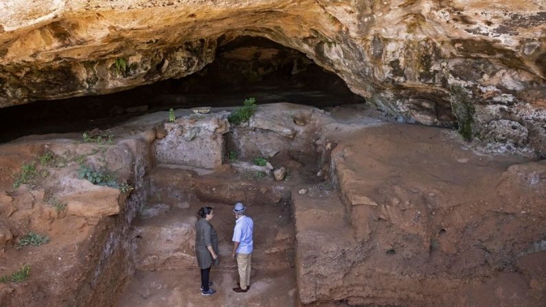 Arqueólogos caminan para entrar en la cueva de Contrebandiers a menos de 20 kilómetros de la capital marroquí, Rabat, el 18 de septiembre de 2021. - A menos de 20 kilómetros de la capital marroquí, unos arqueólogos identificaron en una cueva cercana a Rabat herramientas para la confección de ropa hechas de hueso que datan de hace 120,000 años, las más antiguas jamás encontradas, dijo uno de los investigadores. (FADEL SENNA/AFP vía Getty Images)