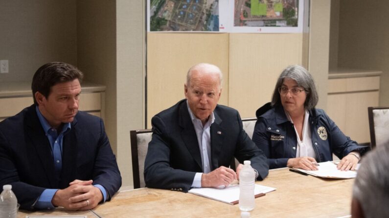 El presidente Joe Biden habla junto a la alcaldesa del condado de Miami-Dade, Daniella Levine Cava (derecha), y el gobernador de Florida, Ron DeSantis (izquierda), sobre el derrumbe del edificio de condominios Champlain Towers South, de 12 pisos, en Surfside, durante una reunión informativa en Miami Beach, Florida, el 1 de julio de 2021. (Saul Loeb/AFP vía Getty Images)