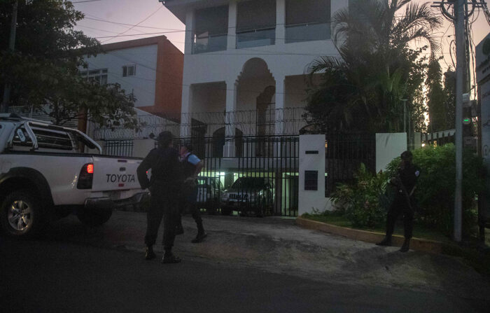 Agentes de la policía nacional de Nicaragua resguardan las oficinas de la Organización de Estados Americanos (OEA), en Managua (Nicaragua), el 24 de abril de 2022. EFE/Jorge Torres