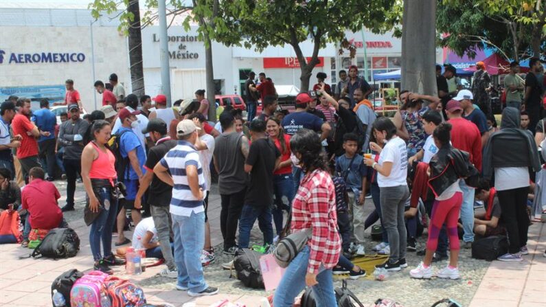 Migrantes centroamericanos esperan el 23 de abril de 2022, en la ciudad de Tapachula en el estado de Chiapas (México). EFE/ Juan Manuel Blanco/Archivo