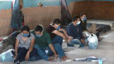 Hallan a 79 migrantes hacinados en un hotel en el centro de México