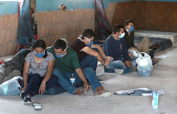 Fotografía de archivo de migrantes que querían cruzar hacia Estados Unidos que fueron arrestados por miembros de la Seguridad Pública, en Ciudad Juárez, estado de Chihuahua. (México). EFE/ Luis Torres
