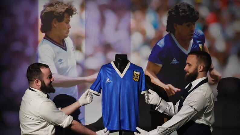 La camiseta que vistió Diego Armando Maradona en el gol del siglo, en los cuartos de final del Mundial de México 1986 contra Inglaterra, ha sido subastada por 7.1 millones de libras (8.4 millones de euros o 8.86 millones de dólares). EFE/EPA/Neil Hall