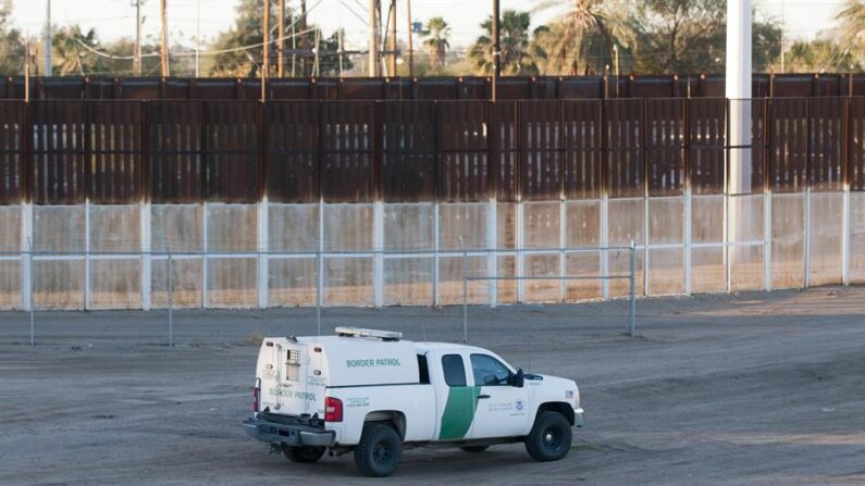 Fotografía de archivo que muestra las tres vallas fronterizas existentes entre Estados Unidos y México en Arizona. EFE/Gary Williams
