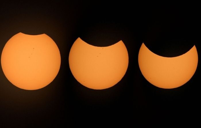 El Sol aparece parcialmente eclipsado en esta serie de fotos tomadas desde el Centro Espacial Johnson de la NASA en Houston el 21 de agosto de 2017. (Crédito: NASA/Noah Moran)