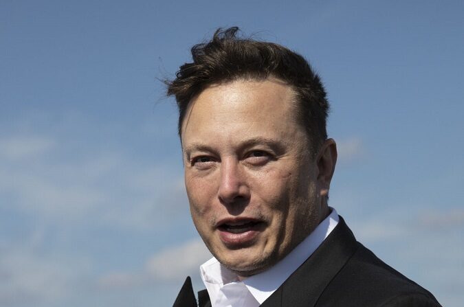 Elon Musk habla con los periodistas durante una visita a Alemania el 3 de septiembre de 2020. (Maja Hitij/Getty Images)