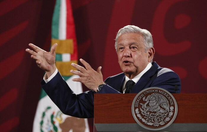 El presidente de México, Andrés Manuel López Obrador, habla durante su rueda de prensa matutina hoy, en el Palacio Nacional de Ciudad de México, México. EFE/José Méndez