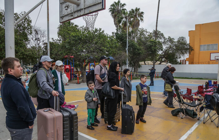 Migrantes ucranianos llegaron la semana pasada a un campamento improvisado en la Garita de San Ysidro, en Tijuana, estado de Baja California, México, 11 de abril 2022. EFE/Joebeth Terriquez