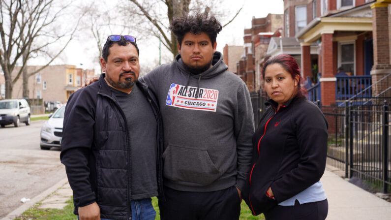 Hugo Limon (izquierda), Hugo Limon Jr. y Patricia Carrillo están en su cuadra en el barrio de Humboldt Park en el lado oeste de Chicago, Ill. el 11 de abril de 2022. (Cara Ding/The Epoch Times)
