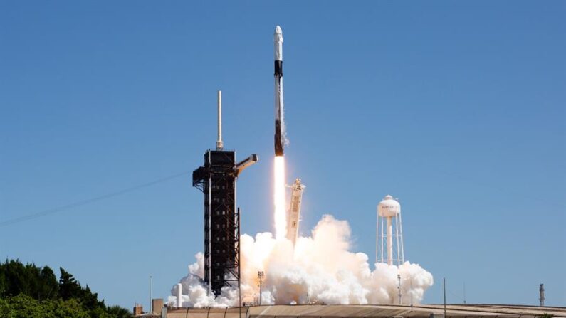 Fotografía cedida por la NASA donde se aprecia el cohete Falcon 9 de SpaceX que transporta la nave espacial Crew Dragon de la compañía mientras despega en la Misión Axiom 1 (Ax-1) a la Estación Espacial Internacional, el 8 de abril de 2022, desde la base de lanzamiento en el Centro Espacial Kennedy de la NASA en Florida (EE.UU.). EFE/Joel Kowsky/NASA
