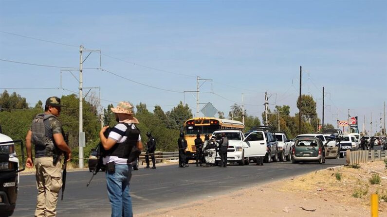 Fotografía cedida el 14 de abril de 2022, por Imagen de Zacatecas de integrantes de la policía estatal que resguardan la zona donde fueron asesinadas tres personas hoy, en la ciudad de Fresnillo, estado de Zacatecas (México). EFE/Imagen de Zacatecas