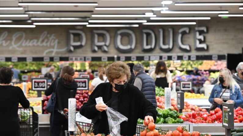 La gente compra alimentos en un supermercado en Glendale, California (EE.UU.), el 12 de enero de 2022. (Robyn Beck/AFP/Getty Images)