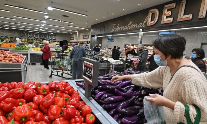La gente compra comestibles en un supermercado en Glendale, California, el 12 de enero de 2022. (Robyn Beck/AFP/Getty Images)
