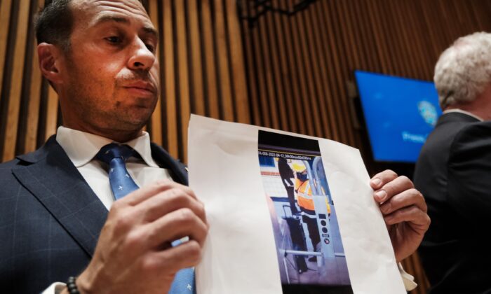 Una foto de Frank James, el sospechoso del tiroteo en el metro de Nueva York, se muestra durante una conferencia de prensa del Departamento de Policía de la Ciudad de Nueva York, en Nueva York, el 13 de abril de 2022. (Spencer Platt/Getty Images)
