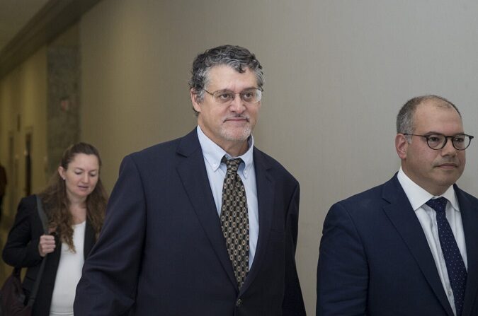 El cofundador de Fusion GPS, Glenn Simpson (C), sale con su abogado, Joshua Levy (D), después de reunirse con miembros del Comité Judicial y de Supervisión de la Cámara de Representantes en Washington el 16 de octubre de 2018. (Zach Gibson/Getty Images)
