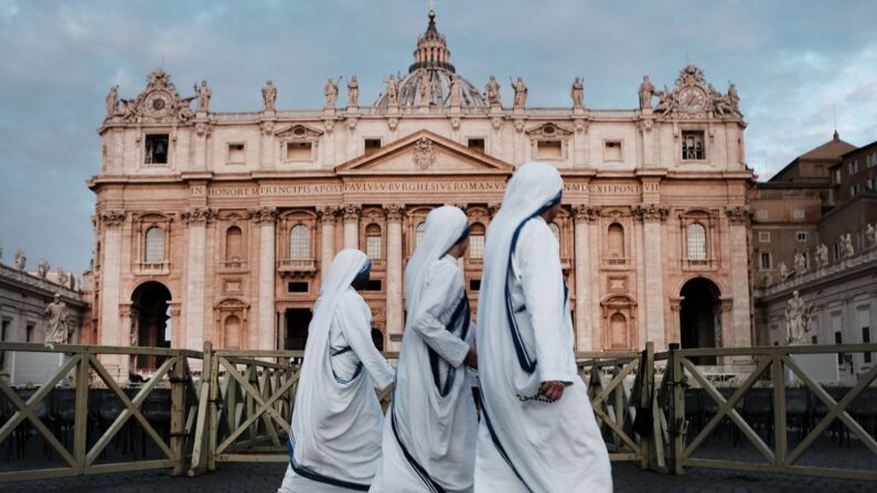 Un grupo de monjas camina por la Plaza de San Pedro al amanecer en la Ciudad del Vaticano el 3 de septiembre de 2018. (Spencer Platt/Getty Images)
