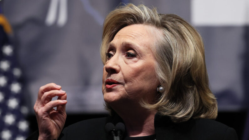 La exsecretaria de Estado Hillary Clinton habla durante un evento en la ciudad de Nueva York el 17 de febrero de 2022. (Michael M. Santiago/Getty Images)
