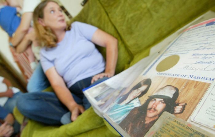 Sandra Wallis, esposa de Terry Wallis, habla con los miembros de su familia sobre la recuperación de su marido de un coma de 19 años el 10 de julio de 2003 en la casa de su madre en Round Mountain, Arkansas. (Benjamin Krain/Getty Images)