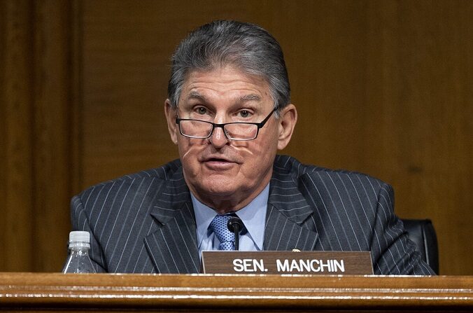 El representante Joe Manchin (D-W.Va.) habla durante una audiencia para examinar la nominación de la exgobernadora de Michigan Jennifer Granholm para ser secretaria de Energía, en el Capitolio en Washington el 27 de enero de 2021. (Jim Watson/POOL/AFP vía Getty Images)
